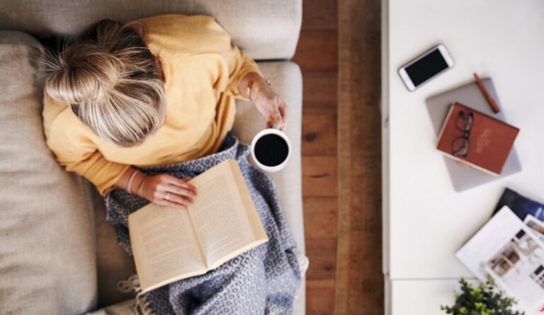 lectura de un libro en un cafe