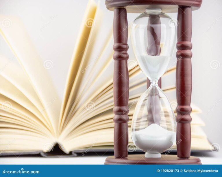 libro abierto con lluvia de fondo