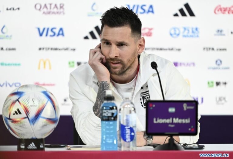 lionel messi en una conferencia de prensa