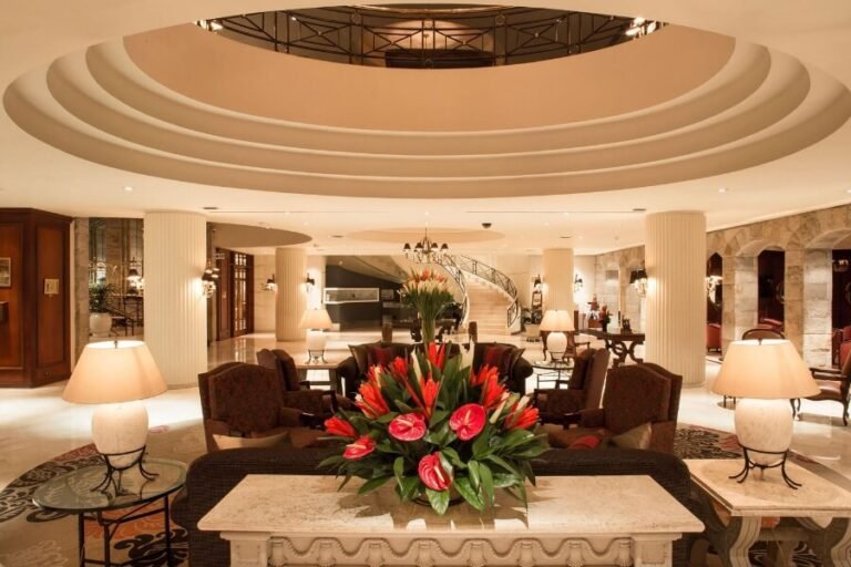 Qué servicios y comodidades ofrece el Swissotel San Isidro en Lima, Perú 19 lobby elegante del swissotel san isidro
