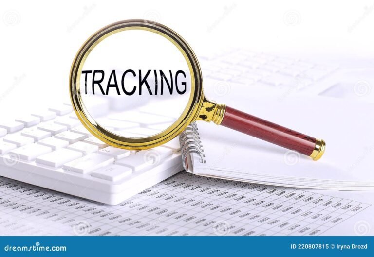 lupa sobre teclado y palabras clave