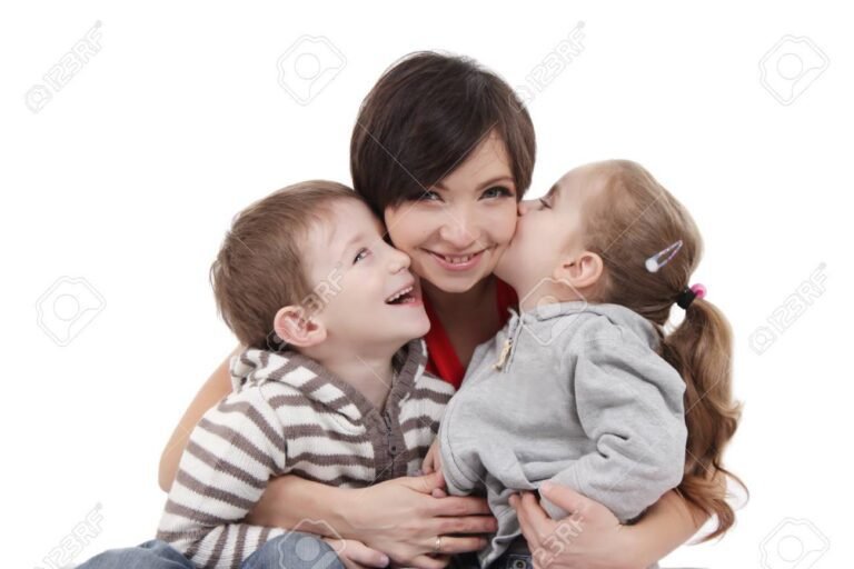 madre abrazando a sus hijos felices