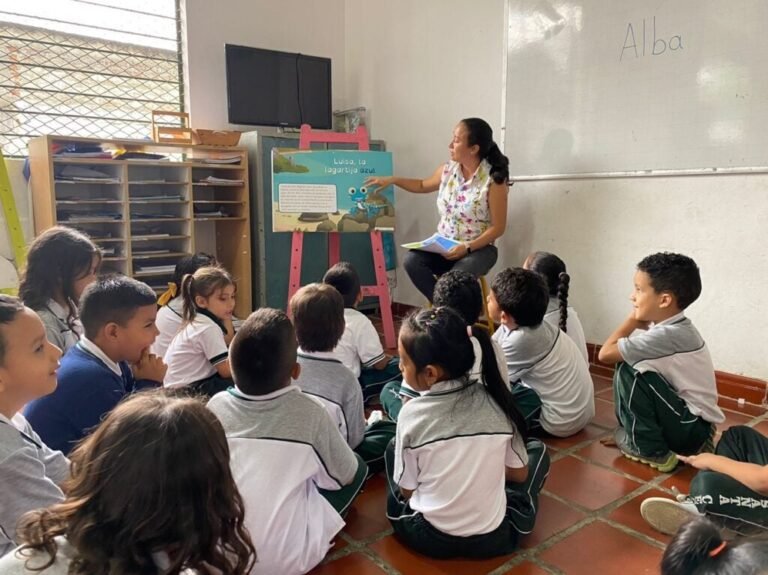 maestro ensenando en aula de literatura