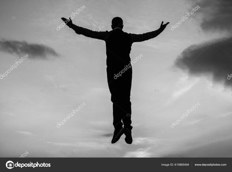 Por qué es importante el agradecimiento a Dios por la vida que tenemos 23 manos alzadas hacia un cielo despejado