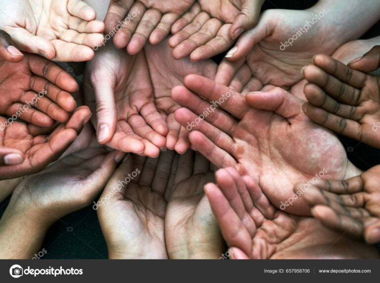 Si vivimos para el Señor, cómo debemos actuar en nuestra vida diaria 22 manos ayudando a otros en comunidad