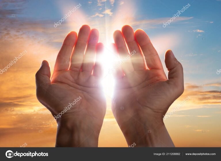 Cómo expresar gratitud a Dios por las bendiciones que hemos recibido 15 manos en oracion con luz brillante