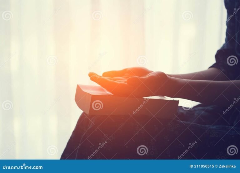 manos en oracion con luz espiritual