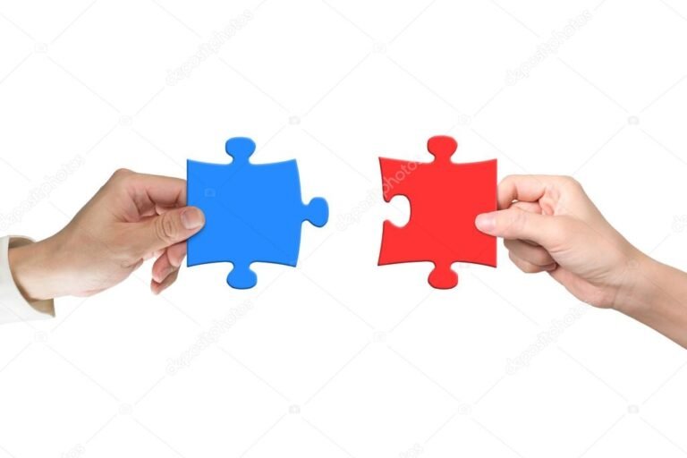 manos ensamblando piezas de rompecabezas