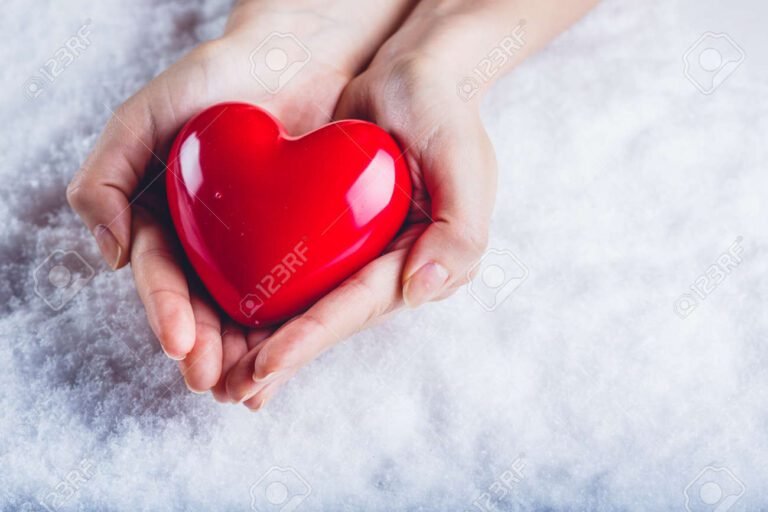 manos entregando un corazon brillante