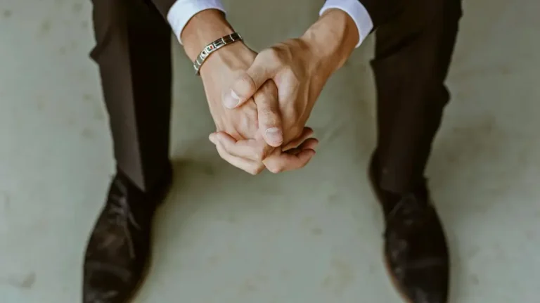 manos entrelazadas en apoyo emocional