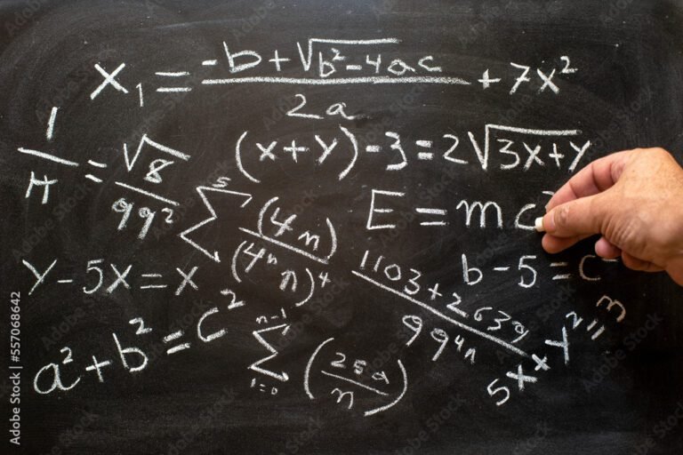 Cómo resolver ecuaciones con x en ambos lados de la igualdad 20 manos escribiendo ecuaciones en una pizarra