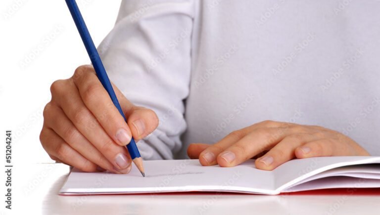 Se escribe "desde ya, muchas gracias" con o sin coma 17 manos escribiendo en un cuaderno