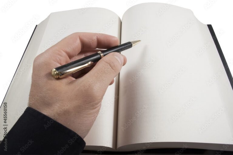 manos escribiendo en un cuaderno abierto 1