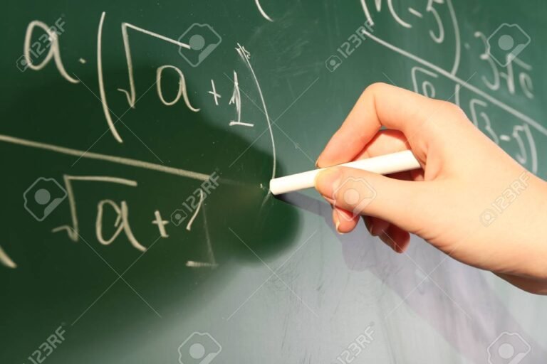 Cómo resolver ecuaciones utilizando la propiedad distributiva correctamente 12 manos escribiendo en una pizarra