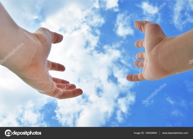 manos extendidas hacia un cielo azul