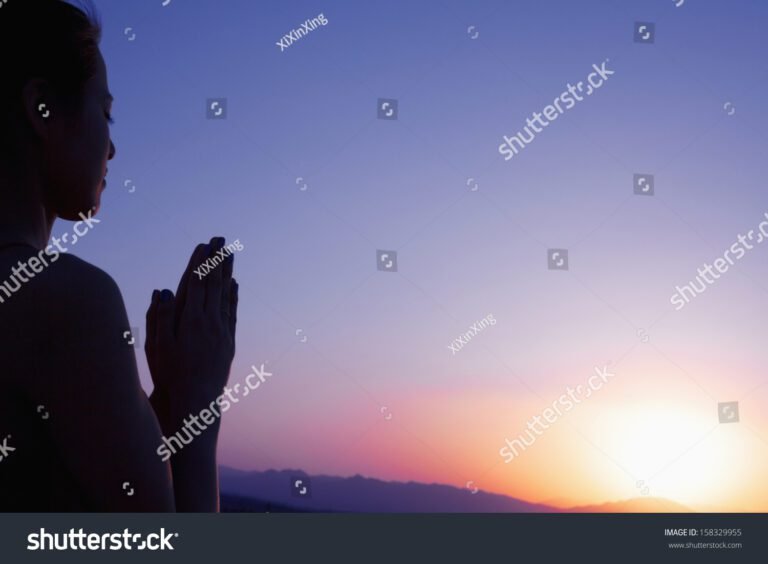 manos juntas en oracion serena 1