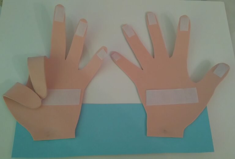 Cómo resolver operaciones combinadas que incluyen sumas y restas 30 manos resolviendo operaciones matematicas en papel