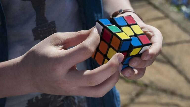 Cómo ser un experto armador de cubo Rubik en poco tiempo 9 manos resolviendo un cubo rubik 1