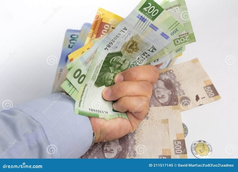 Para qué sirve una cuenta corriente y cuáles son sus beneficios 4 manos sosteniendo billetes y monedas