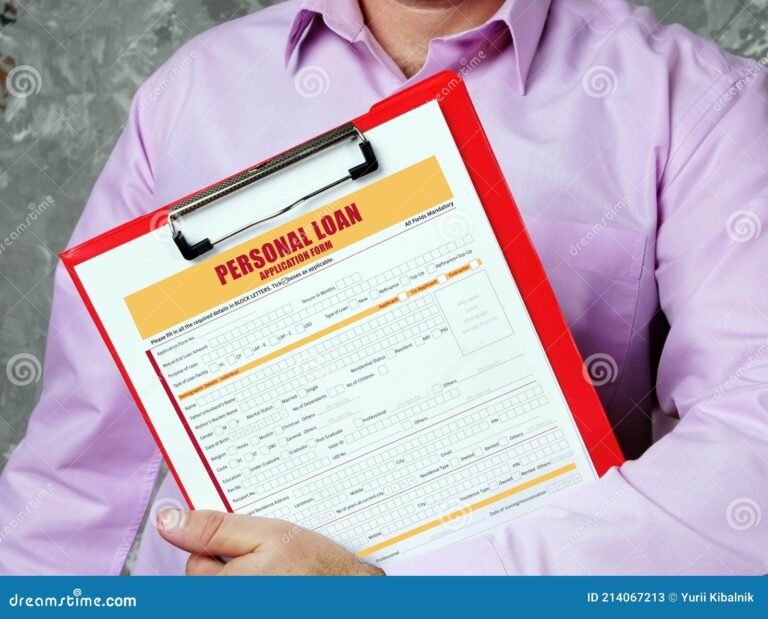 Cómo puedo conseguir un préstamo con un mal historial crediticio 10 manos sosteniendo un papel de solicitud