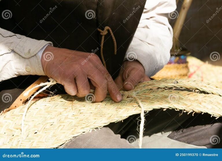 Qué es el movimiento Art and Craft y cuál es su impacto en el arte 27 manos trabajando en artesania tradicional