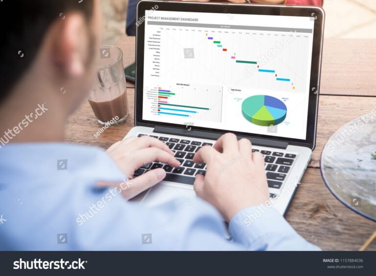 Cómo crear una planilla Excel para el flujo de fondos de tu negocio 9 manos trabajando en una computadora con excel