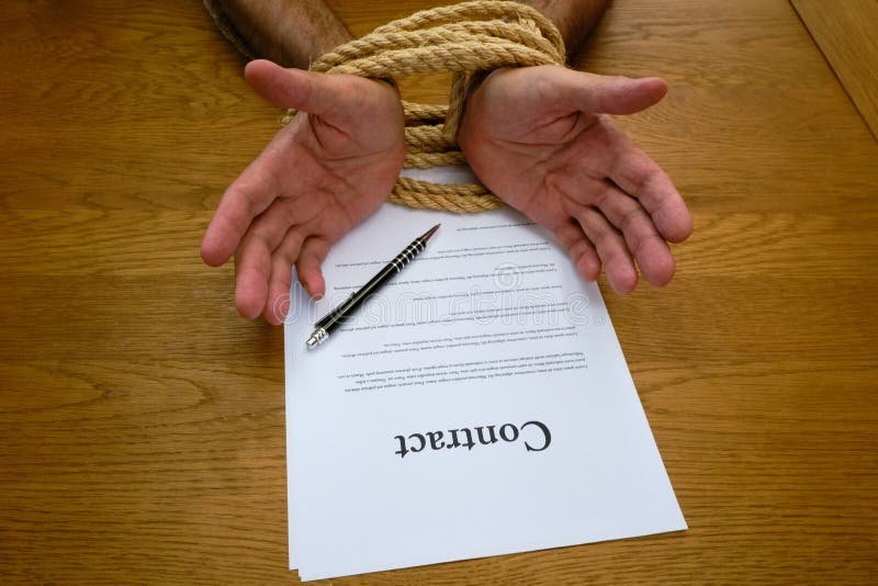 manos unidas con un contrato y llaves