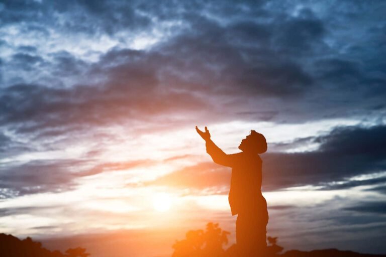manos unidas en oracion al atardecer 2