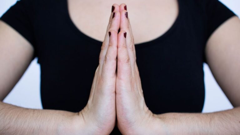 Qué significa "bendeciré a los que te bendicen" en la Biblia 26 manos unidas en oracion y bendicion