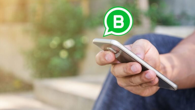 manos usando un telefono con whatsapp