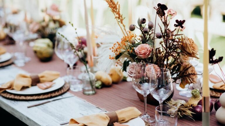 mesa decorada con platillos gourmet