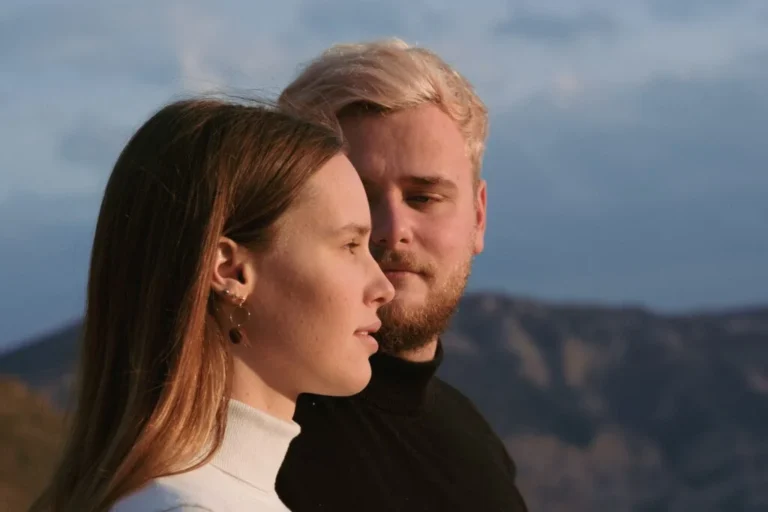 De qué trata la canción "Si tú me miras" y quién la canta 30 mirada intensa entre dos personas