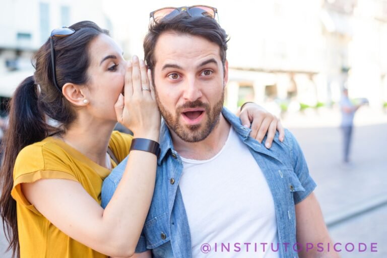 miradas complices entre parejas