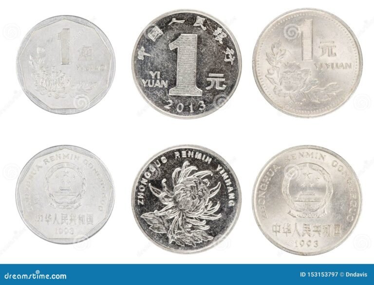 monedas chinas sobre fondo claro