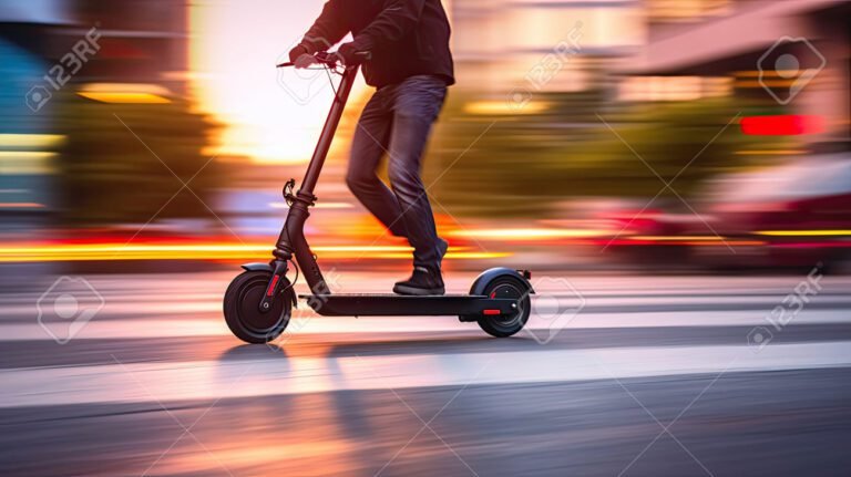 monopatin electrico en paisaje urbano