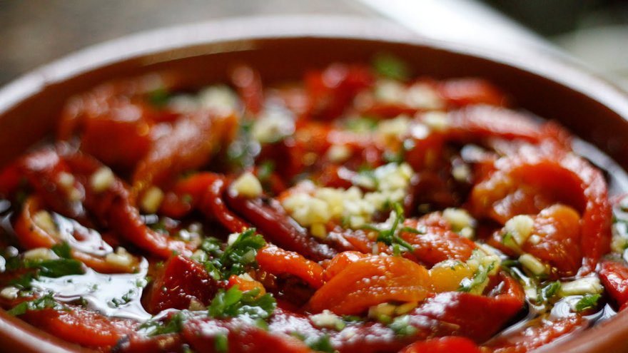 Cómo preparar morrones en escabeche según Cocineros Argentinos 6 Cómo preparar morrones en escabeche según Cocineros Argentinos