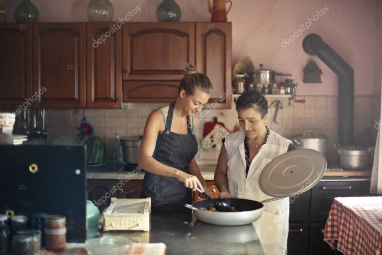 mujer cocinando en una cocina tradicional