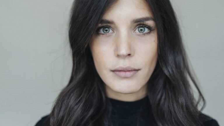 mujer con cabello castano claro ceniza