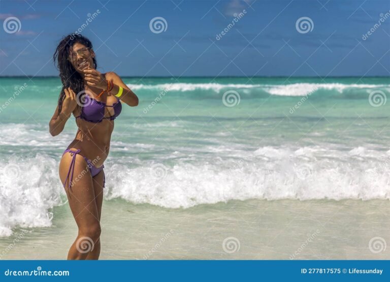 mujer disfrutando en la playa con bikini
