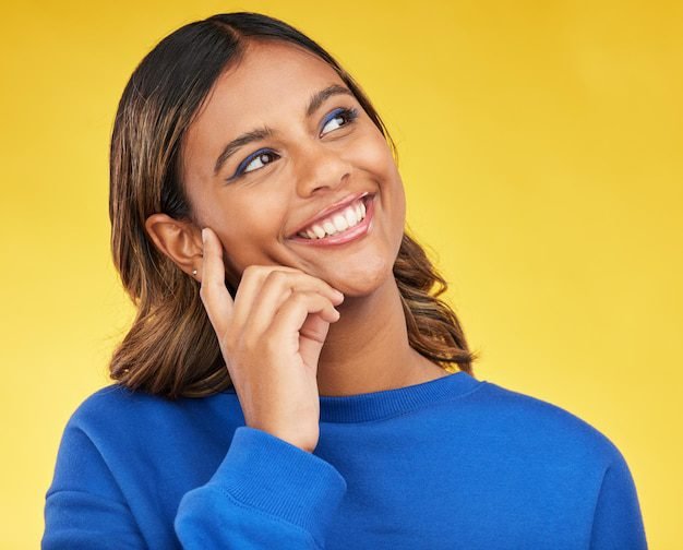 mujer pensando con una sonrisa en el rostro