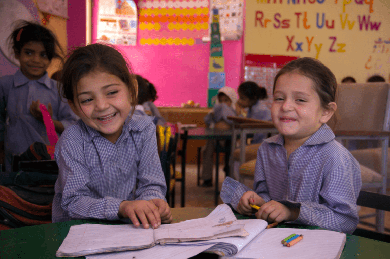 mujeres educando en un entorno inclusivo