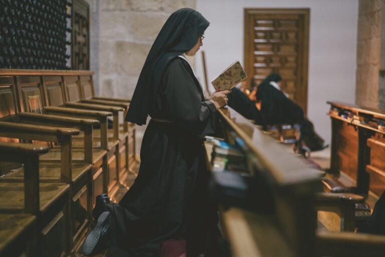 Cómo enviar pedidos de oración a las Carmelitas Descalzas 18 mujeres en oracion en un convento