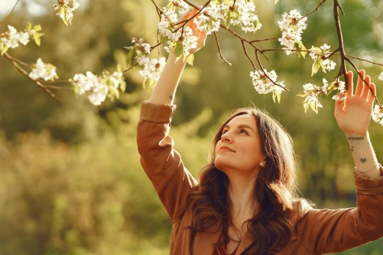 Qué Significa "Las Cosas Viejas Pasaron" en la Biblia 19 naturaleza renovada con flores y arboles
