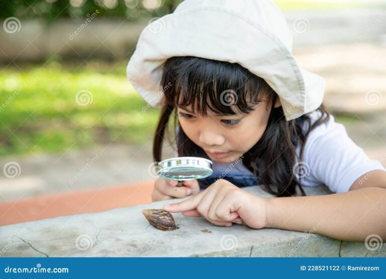 Qué palabras hermosas puedo dedicarle a mi hija en su crecimiento 20 nina sonriente explorando un jardin