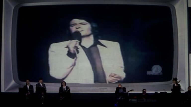 nino bravo cantando en un escenario