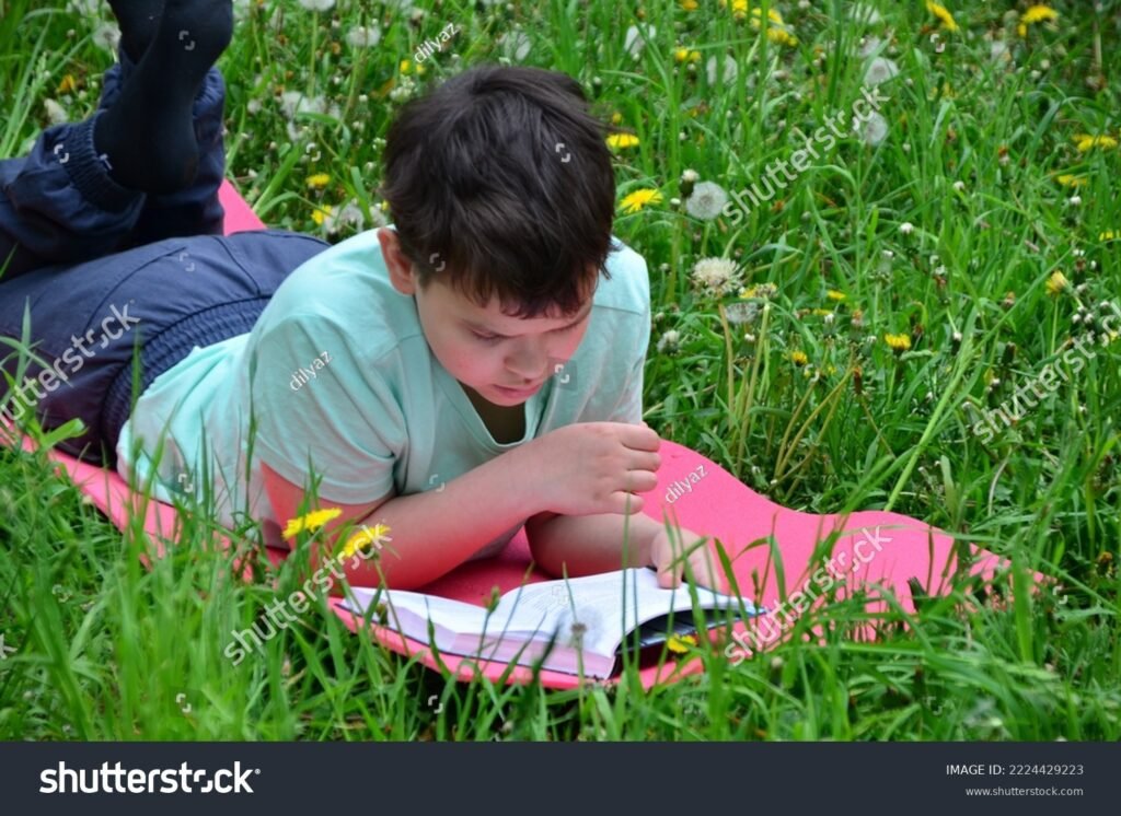 nino leyendo en un parque tranquilo