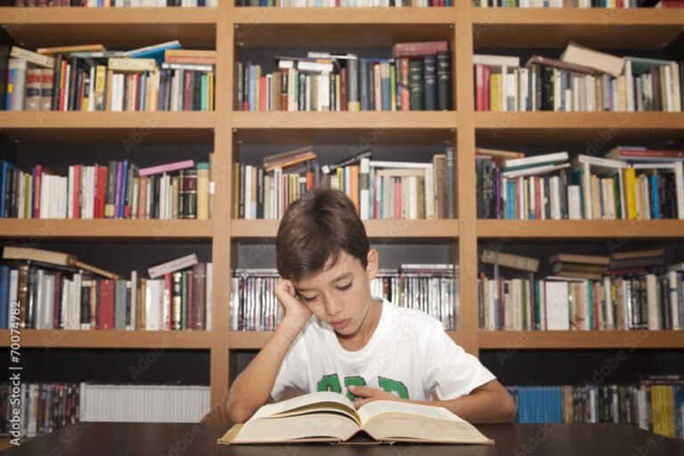 nino leyendo libros en una biblioteca