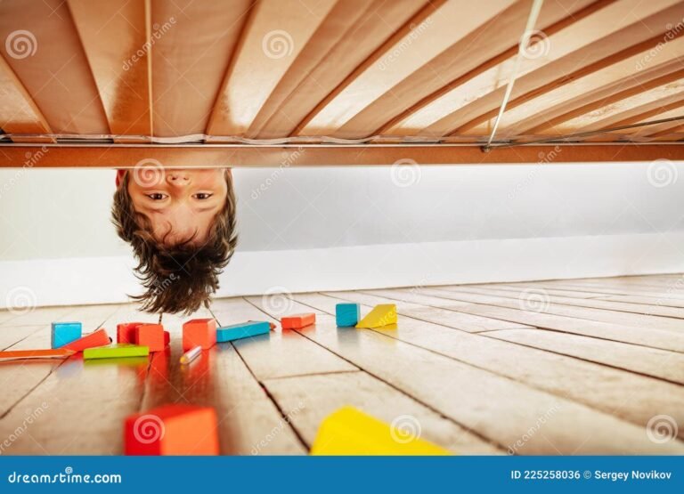 nino mirando debajo de la cama