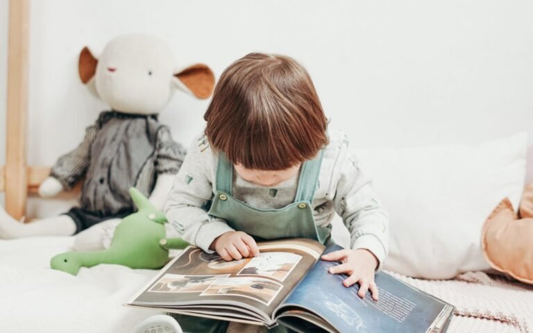 nino pensando con libros y juguetes alrededor