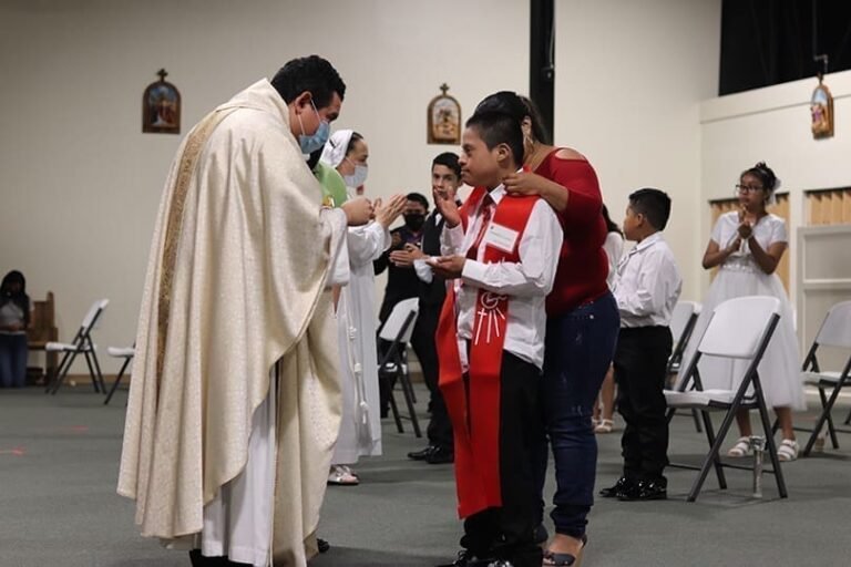 Cuál es el Evangelio del día según Don Bosco y su mensaje 29 nino recibiendo ensenanza religiosa en iglesia